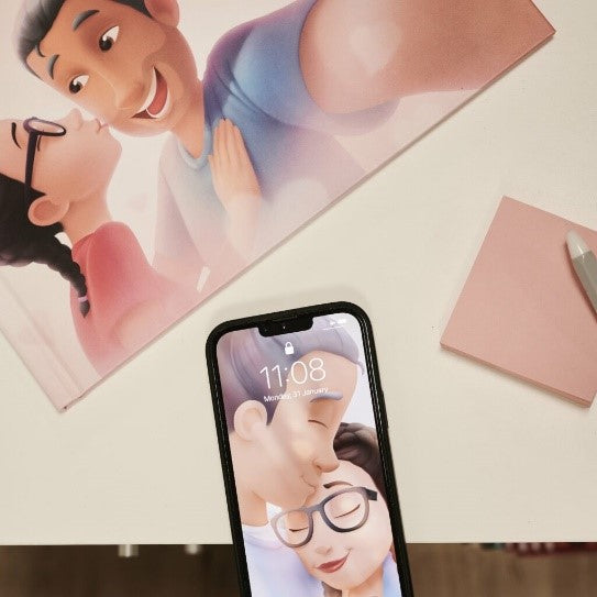 Un libro personalizzato da Urrà Eroi e un telefono cellulare con sfondo personalizzato su un tavolo.