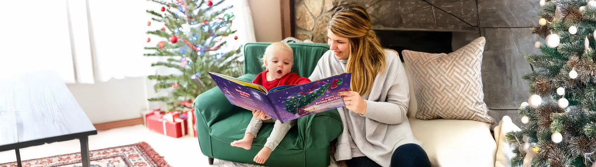 Mamma e bambino che leggono un libro, albero di Natale sullo sfondo