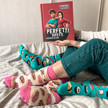 Una coppia sul letto, che presenta il regalo più carino per San Valentino, il libro personalizzato di Urrà Eroi. 