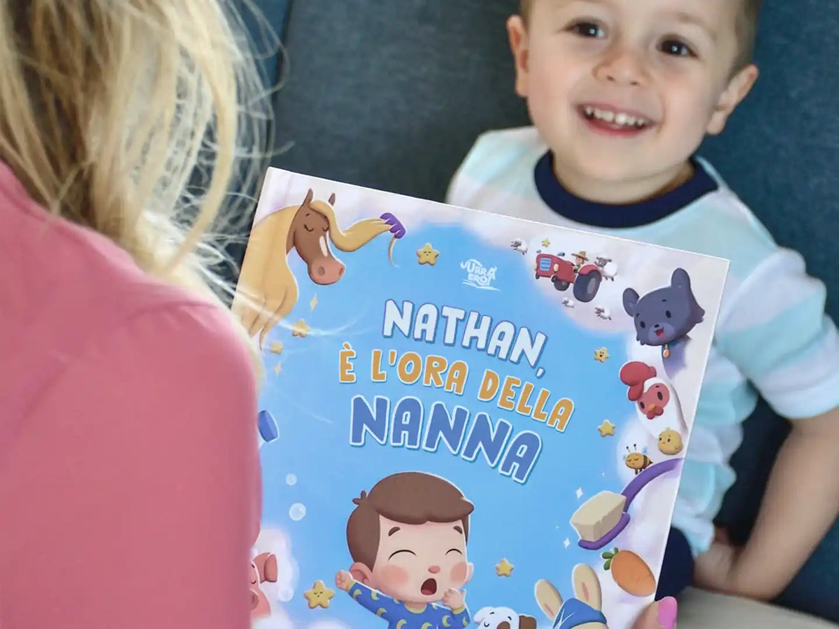 Una Mamma che legge il libro sul rituale della nanna al suo figlio.