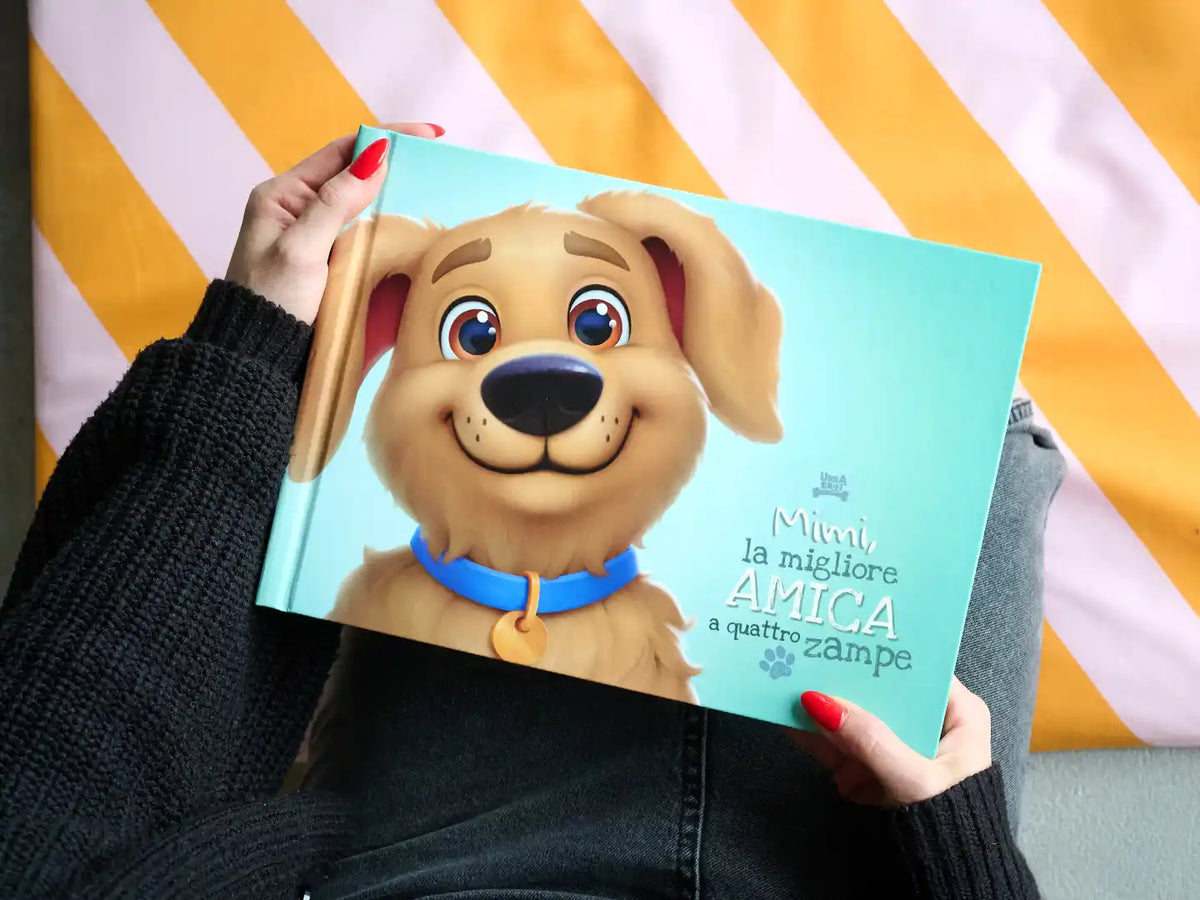 Primo piano del libro personalizzato “Mimi, la migliore amica a quattro zampe” tra le mani della proprietaria — un tenero ricordo per celebrare l’amicizia.