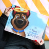 Libro commemorativo personalizzato per cani intitolato "Fido, un amico per sempre" di Urrà Eroi, tenuto da un proprietario—un tributo indimenticabile per un cane amato.
