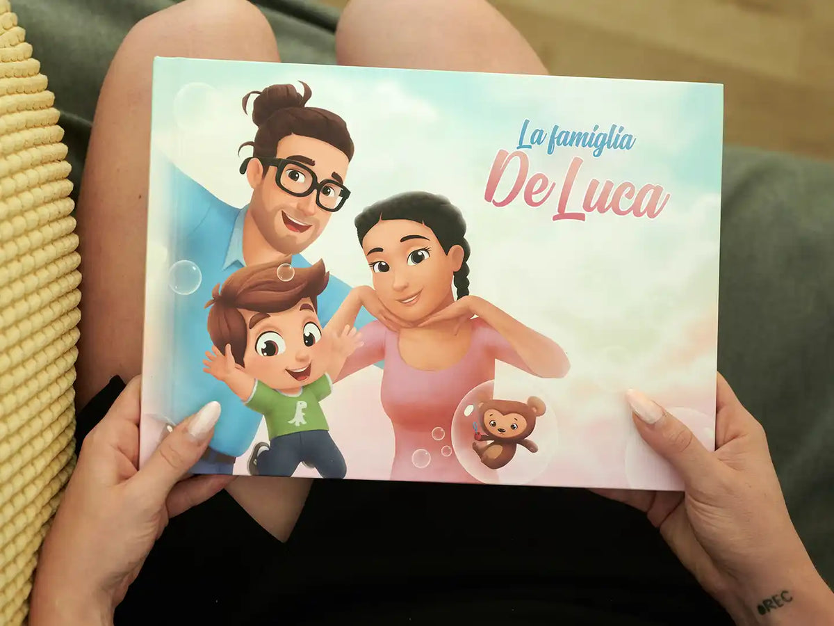 Una donna con in mano il libro personalizzato per mamma, papà e 1 bambino, il regalo più carino per le famiglie.