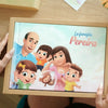 Una mamma che apre la confezione del regalo più bello, un libro personalizzato per famiglie con mamma, papà e 3 bambini