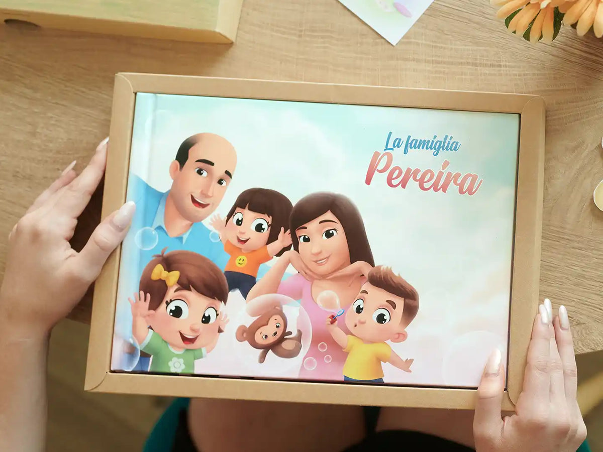 Una mamma che apre la confezione del regalo più bello, un libro personalizzato per famiglie con mamma, papà e 3 bambini