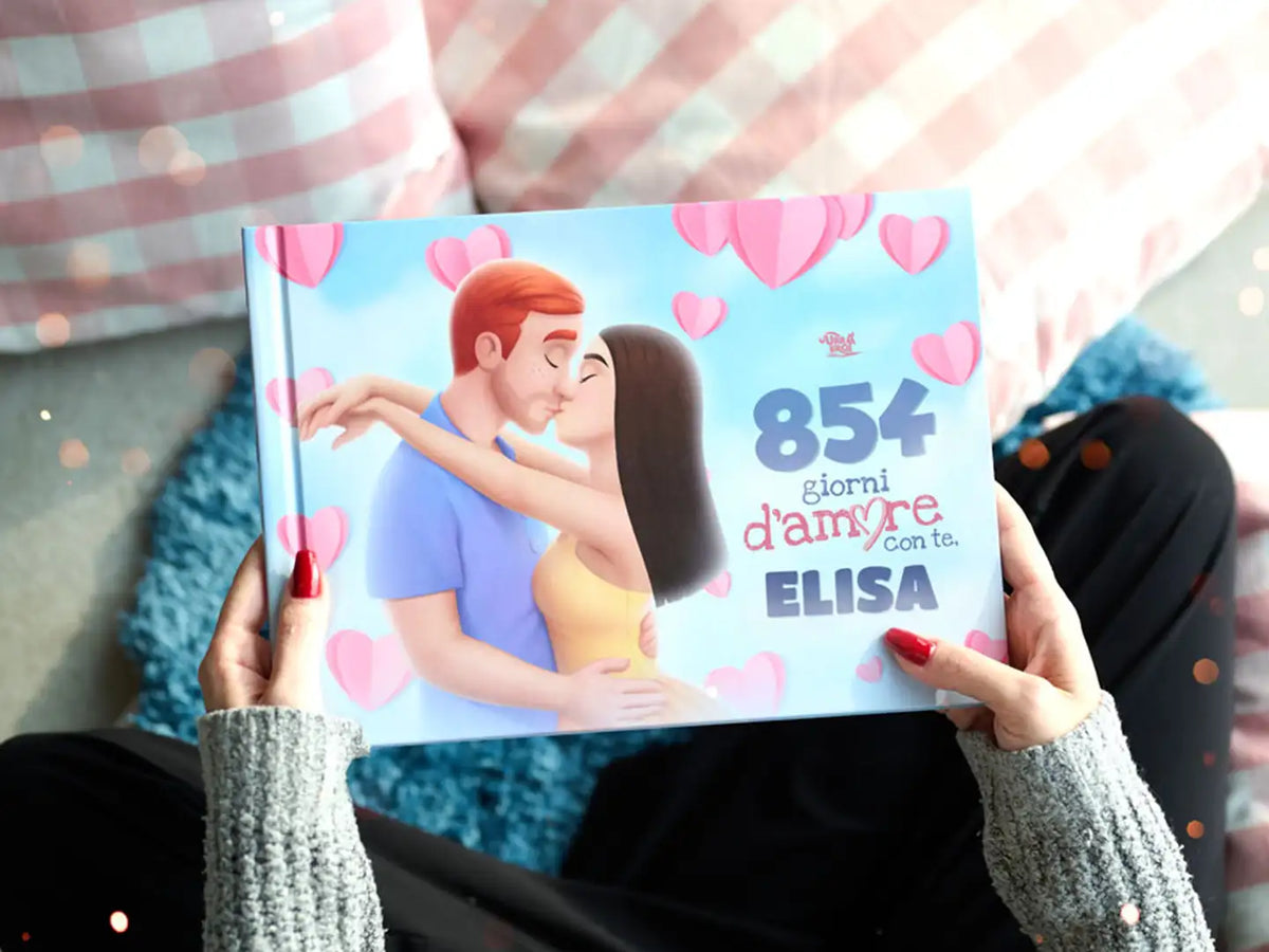 Il nostro nuovo libro romantico personalizzato celebra la vostra storia d’amore unica, conta i giorni insieme ed è il regalo perfetto per anniversari, San Valentino o altre occasioni speciali.