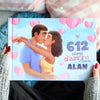 Una donna tiene in mano un libro d’amore personalizzato che racconta la vostra storia – un’idea regalo indimenticabile per tua moglie o tuo marito, perfetta per un anniversario o per momenti speciali.