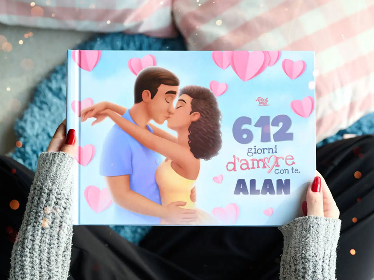 Una donna tiene in mano un libro d’amore personalizzato che racconta la vostra storia – un’idea regalo indimenticabile per tua moglie o tuo marito, perfetta per un anniversario o per momenti speciali.