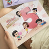Una donna con in mano un libro personalizzato progettato per cinque bambini, un fantastico regalo personalizzato per una famiglia.