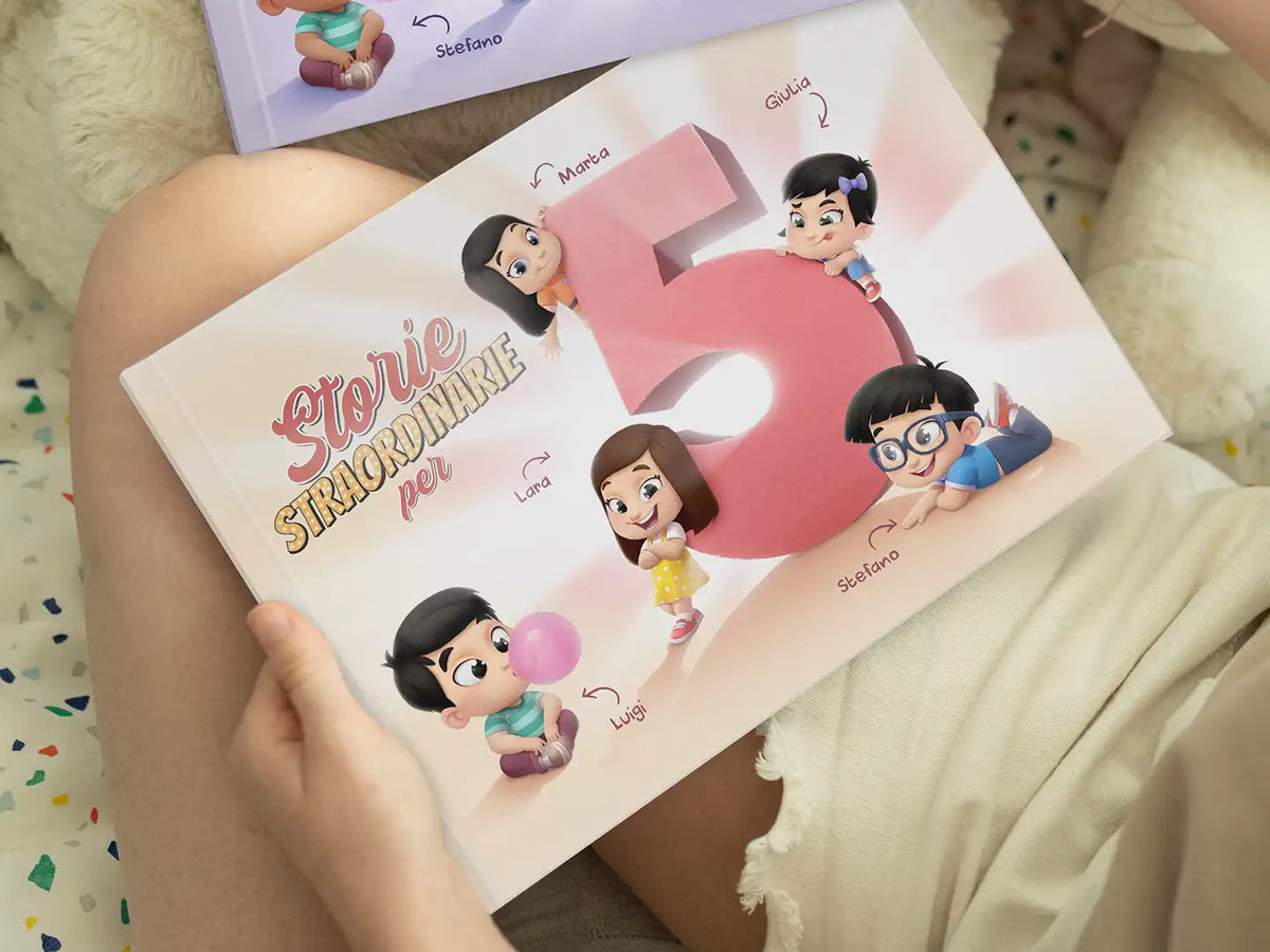 Una donna con in mano un libro personalizzato progettato per cinque bambini, un fantastico regalo personalizzato per una famiglia.