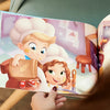 I fratelli guardano con entusiasmo i loro personaggi personalizzati nel libro su misura per mamme e bambini.