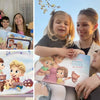 Una donna mostra la copertina di un libro personalizzato per mamme e i suoi due bambini.