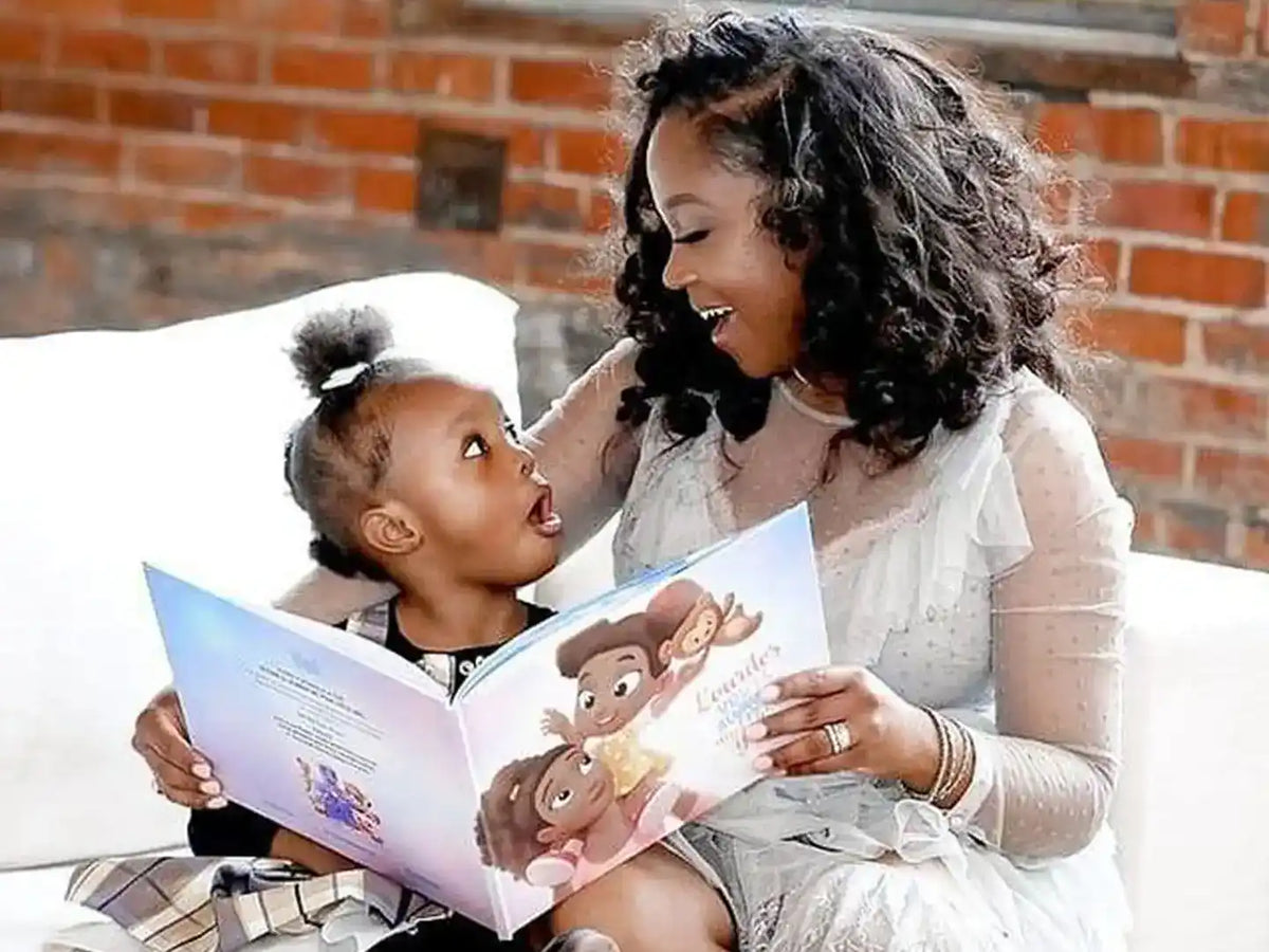 Mamma e il suo bambino non riescono a credere che questo libro personalizzato di Urrà Eroi sia tutto su di loro! I personaggi assomigliano proprio a loro e le storie menzionano il loro nome. Il regalo perfetto per la Festa della Mamma.