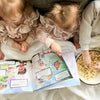 4 bambini seduti sul divano, mangiano popcorn e sfogliano il miglior regalo per i compleanni