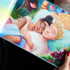 Uno sguardo a questo libro d’amore personalizzato, con una splendida illustrazione di una coppia che si abbraccia – un ricordo unico per celebrare il vostro amore e i momenti speciali insieme.