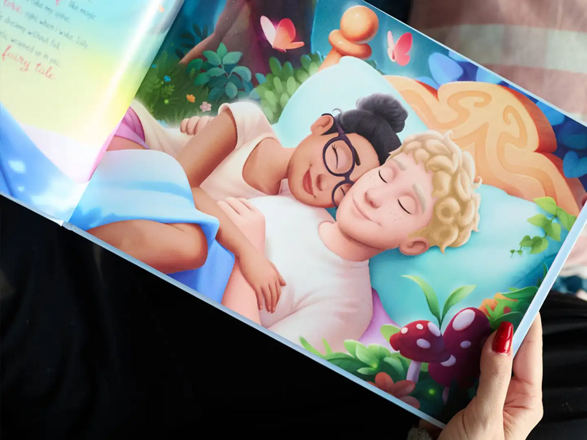 Uno sguardo a questo libro d’amore personalizzato, con una splendida illustrazione di una coppia che si abbraccia – un ricordo unico per celebrare il vostro amore e i momenti speciali insieme.
