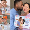 Coppie felici con il regalo perfetto per il loro anniversario – un libro personalizzato emozionante che include il numero di giorni passati insieme.