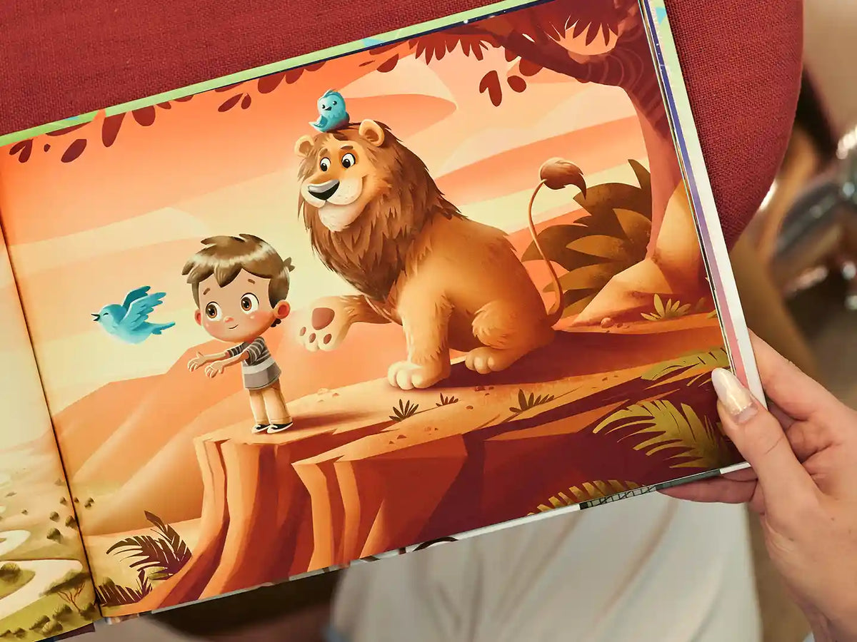 Bellissima illustrazione personalizzata del libro per il primo compleanno di Urrà Eroi che include il tuo bambino in 10 divertenti storie di compleanno con animali.