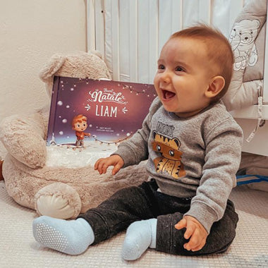 In questo meraviglioso libro di Natale personalizzato, immergete uno o due bambini nella magia delle feste.
