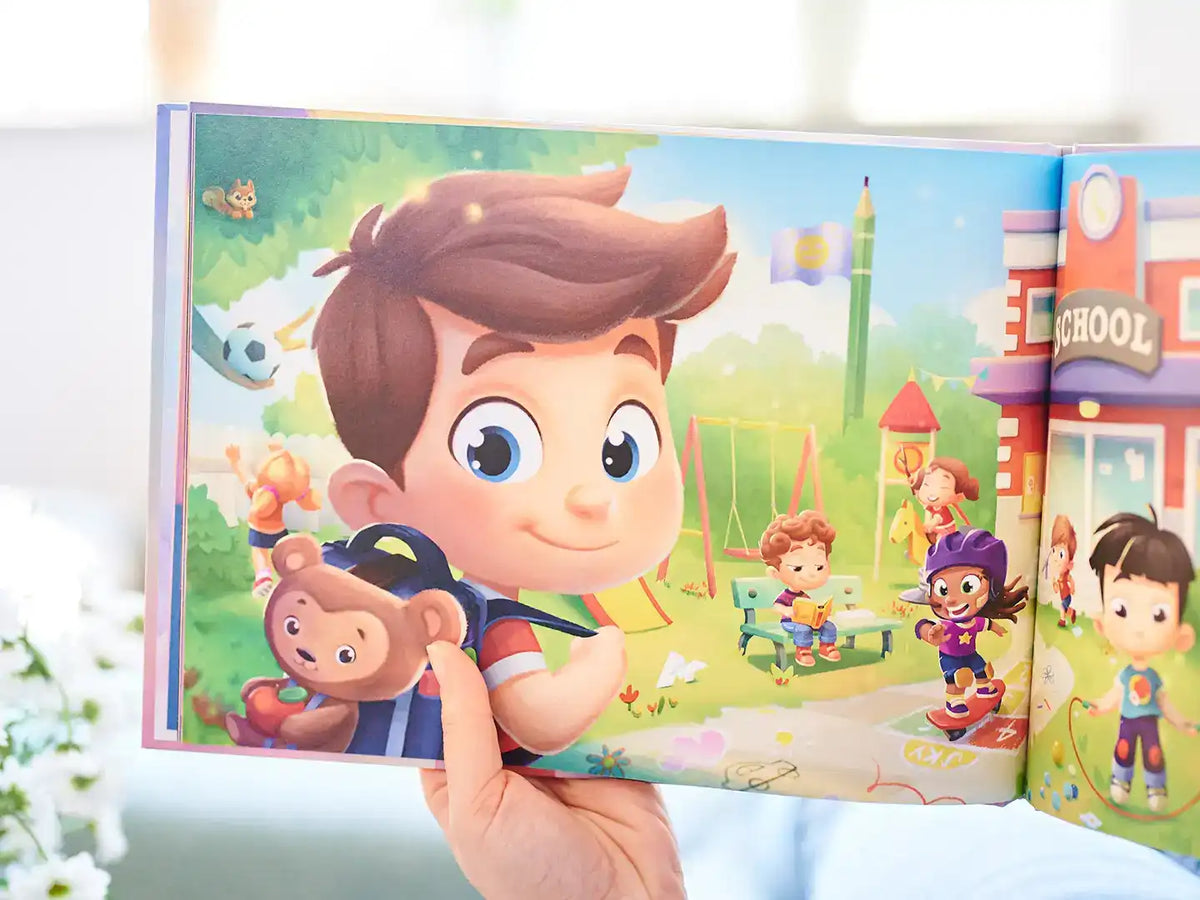 Una storia riguardante tutti i meravigliosi ricordi che il tuo piccolo creerà a scuola, con il suo papà sempre al suo fianco, tratta da un libro personalizzato di Urrà Eroi per papà e i loro bambini.