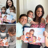 Una bambina in un vestito floreale indica la copertina di un libro di storie personalizzato per la mamma e i suoi bambini.