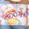 Un'illustrazione tratta da una storia sulla didattica al tuo bambino di cucinare e poi vivere insieme molti momenti divertenti. Una pagina dal libro personalizzato più venduto di Urrà Eroi per le mamme.