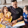 Papà, figlio e figlia leggono un libro personalizzato di Urrà Eroi fatto apposta per loro! Questo regalo personalizzato per la Festa del Papà è pieno di storie che aiuteranno a rafforzare il loro legame e creare nuovi ricordi!