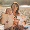 Una nonna leggendo il suo regalo della festa della nonna: un libro personalizzato Urra Eroi.