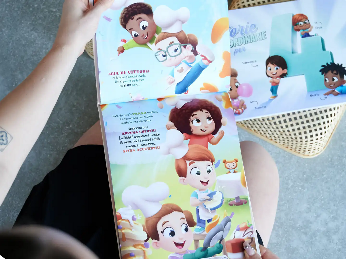 Una simpatica illustrazione di tutti e cinque i bambini che preparano insieme i pancake, tratta da un libro personalizzato per cinque bambini, un fantastico regalo di Natale.