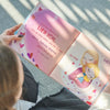 Bellissima illustrazione dal libro personalizzato bambino-mamma che è un regalo unico nel suo genere per la Festa della Mamma.