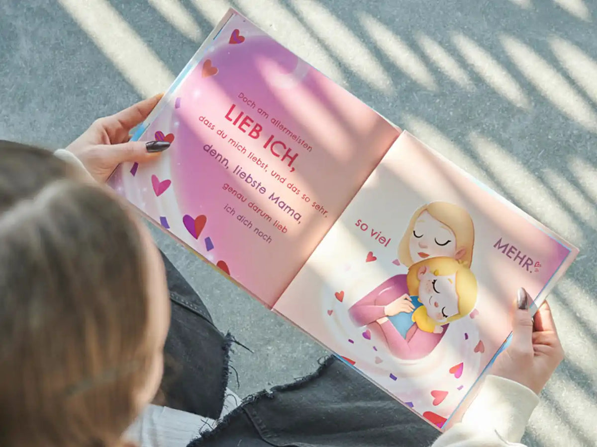 Bellissima illustrazione dal libro personalizzato bambino-mamma che è un regalo unico nel suo genere per la Festa della Mamma.
