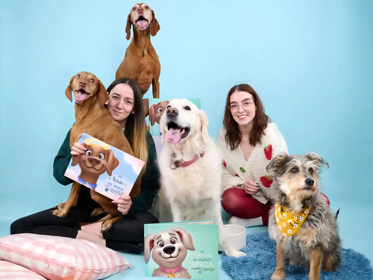Proprietari di animali e i loro cani mostrano i libri personalizzati “Baldo, un amico per sempre” e “Freccia, la migliore amica a quattro zampe” — un ricordo personalizzato perfetto per amanti degli animali.