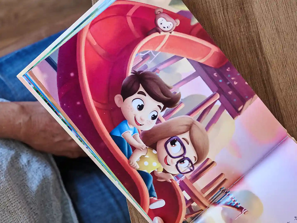Gioccare con il toboggan e una storia di questo libro personalizzato per Nonno e Nonna.