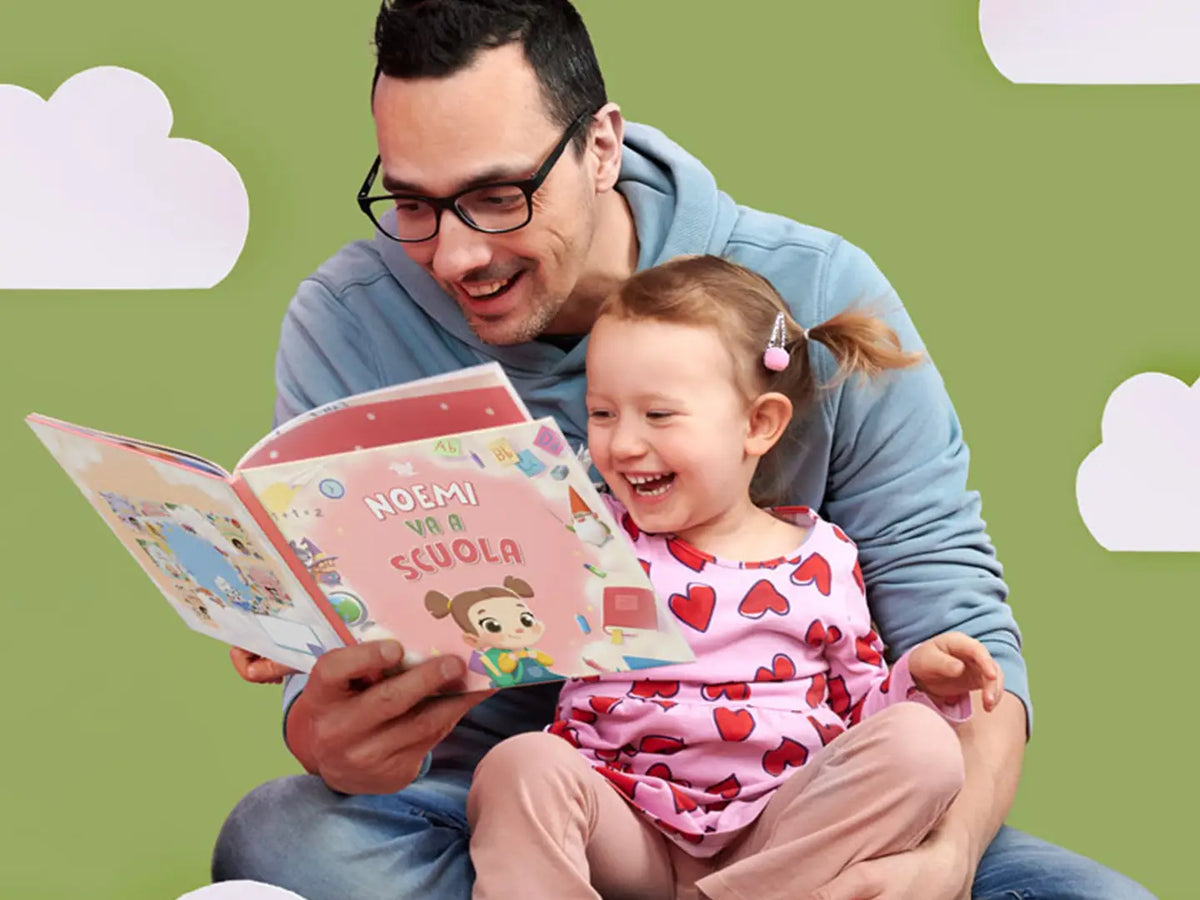 Papa che legge al suo bambino il libro personalizzato della scuola.