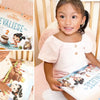 Bella bambina festeggia il suo secondo compleanno con un divertente libro fai-da-te con il suo nome.