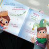 Dolci illustrazioni personalizzate dove mamma e figlio o figlia passano bei momenti insieme.