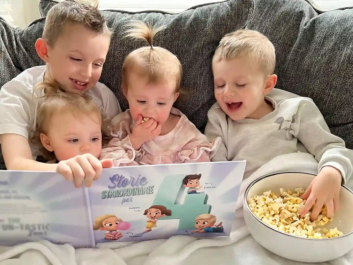  Bambini che sorridono mentre leggono il loro libro personalizzato di Urrà Eroi
