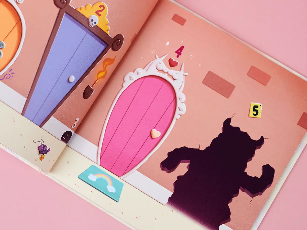 Il vostro figlio dovrà trovare il suo amico nella storia straordinaria di questo libro de scuola Mini Eroi.
