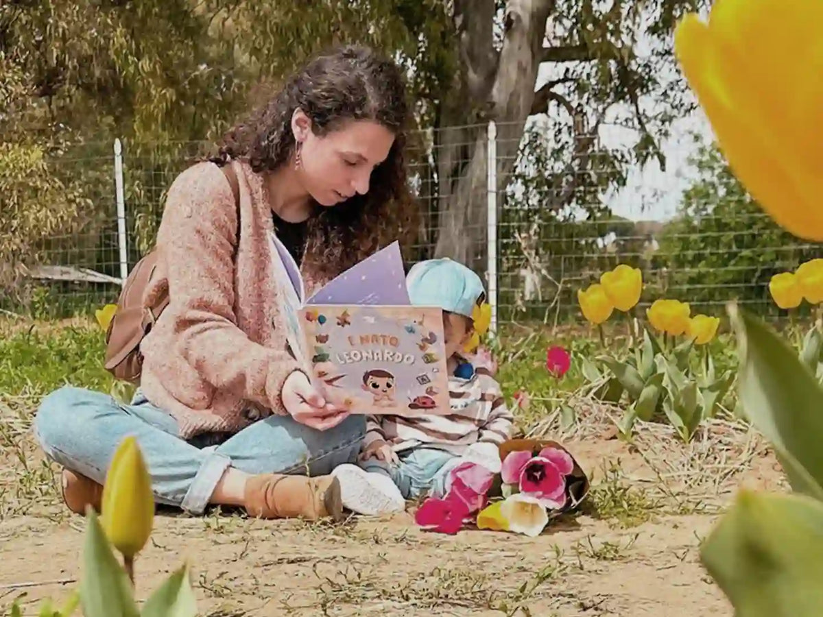 Una Mamma che legge al suo neonato il miglior libro personalizzato de sviluppo.
