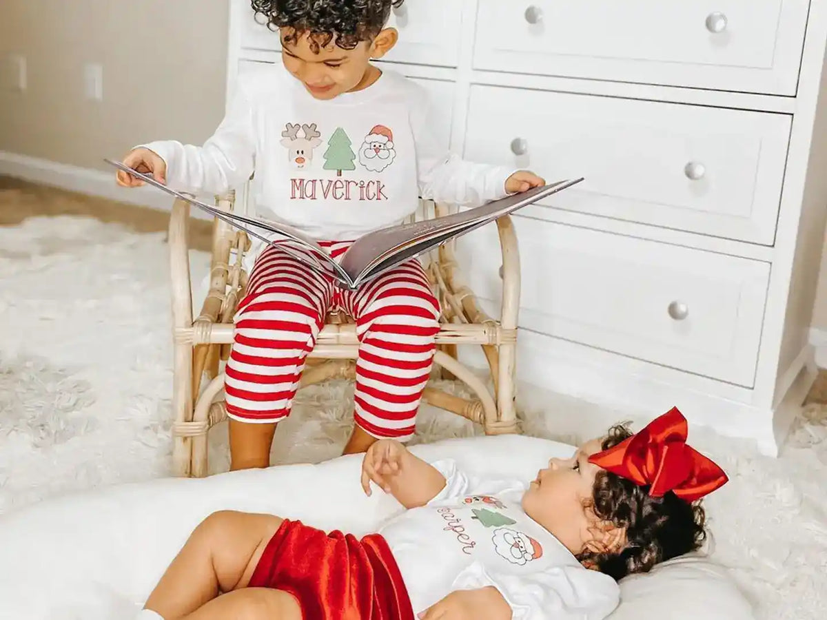 Due bambini leggono il loro libro di Natale, il più bel regalo di Urrà Eroi