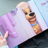 Illustrazione da un libro commemorativo per cani personalizzato con un cucciolo fedele che sbircia dalla porta—simbolo del fatto che il tuo cane non ti ha mai lasciato solo.