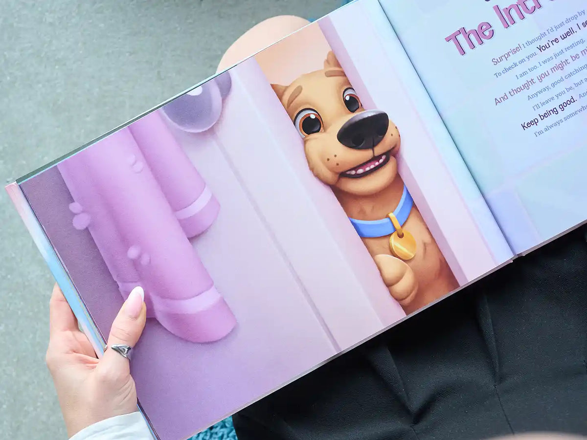Illustrazione da un libro commemorativo per cani personalizzato con un cucciolo fedele che sbircia dalla porta—simbolo del fatto che il tuo cane non ti ha mai lasciato solo.