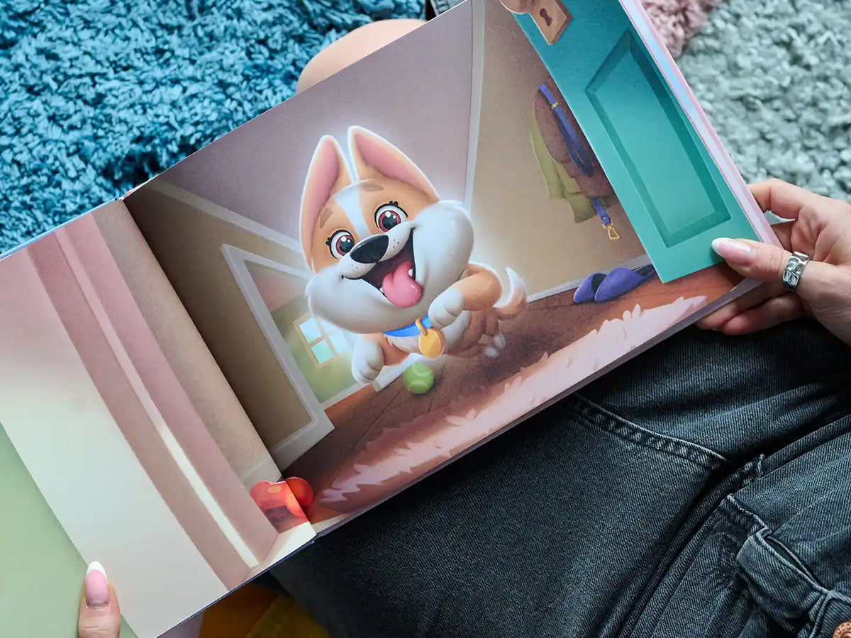 Illustrazione da un libro commemorativo per cani personalizzato con un cucciolo fedele che sbircia dalla porta—simbolo del fatto che il tuo cane non ti ha mai lasciato solo. 