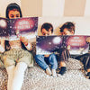 In questo meraviglioso libro di Natale personalizzato, immergete uno o due bambini nella magia delle feste.