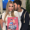 Una coppia con il miglior regalo per San Valentino, un libro personalizzato per coppie "Perfetti difetti" di Urrà Eroi.