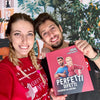 Una coppia con in mano il libro personalizzato "Perfetti difetti" di Urrà Eroi, il miglior regalo per la tua dolce metà. 