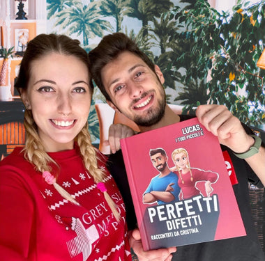 Una coppia con in mano il libro personalizzato "Perfetti difetti" di Urrà Eroi, il miglior regalo per la tua dolce metà. 