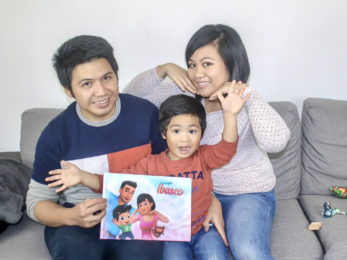 Una famiglia che ricrea la copertina del suo libro personalizzato per famiglie, un regalo carino.