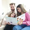 Mamma, papà e la loro figlia guardano il simpatico libro personalizzato realizzato da Urrà Eroi