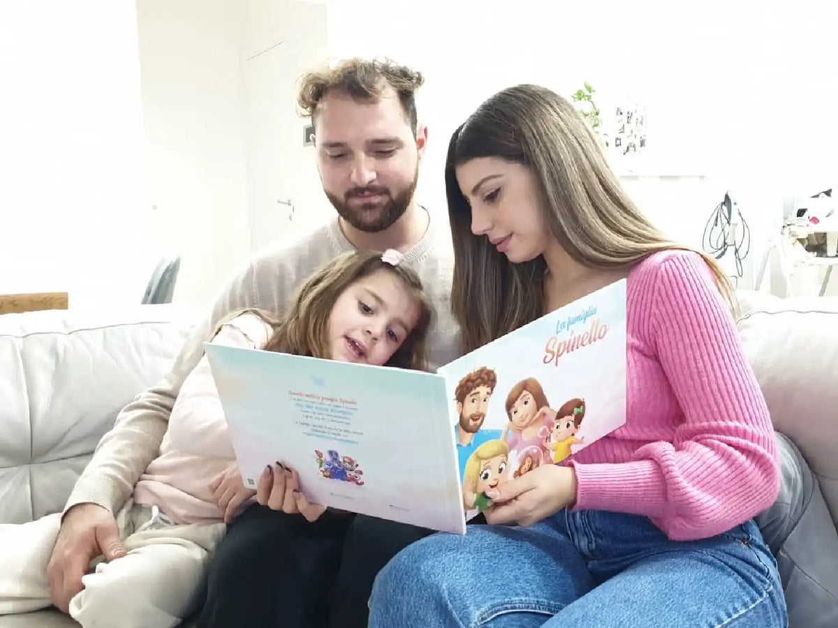 Mamma, papà e la loro figlia guardano il simpatico libro personalizzato realizzato da Urrà Eroi